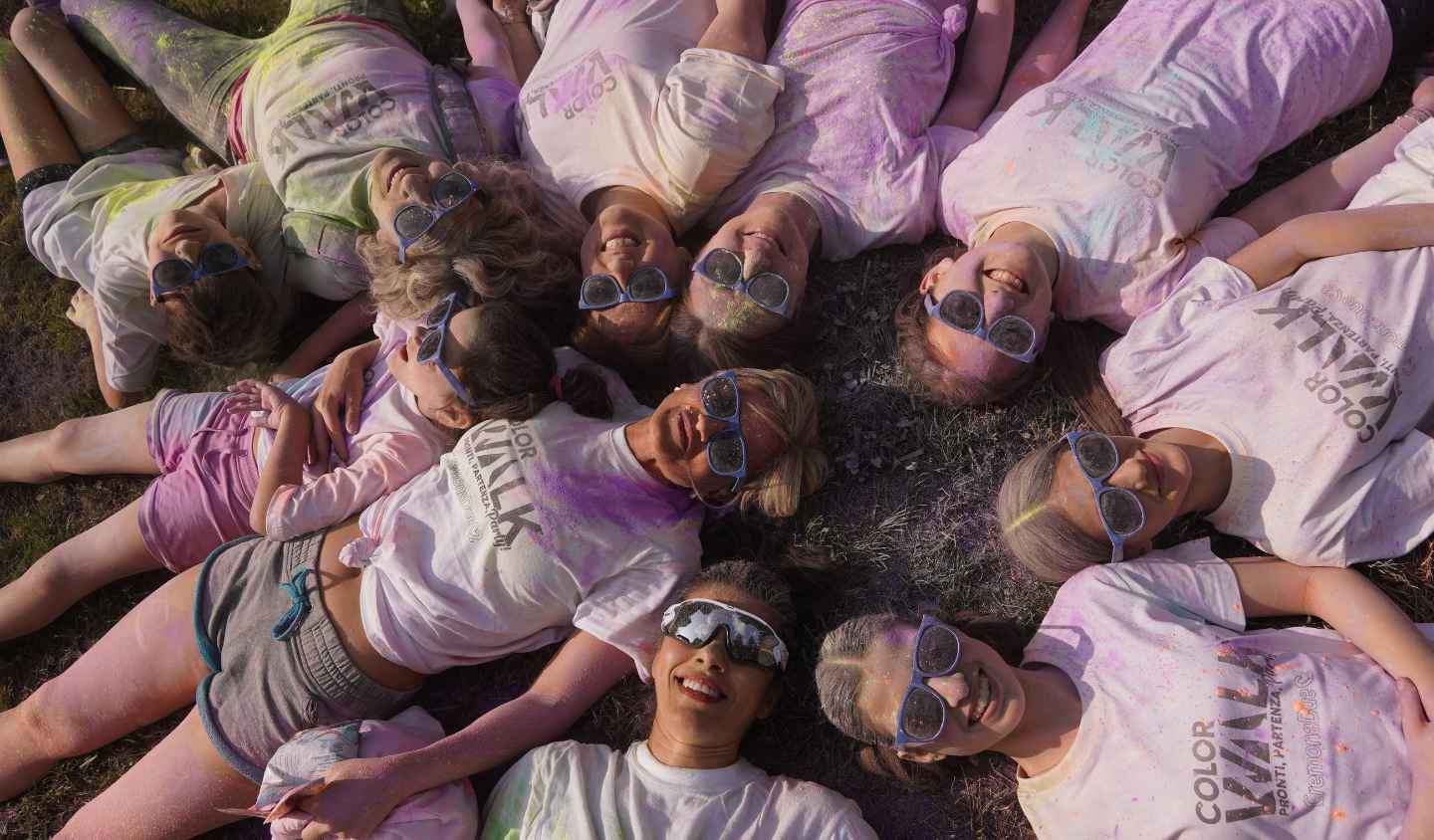 Persone di età diverse riunite in una community dopo un’attività all’aperto