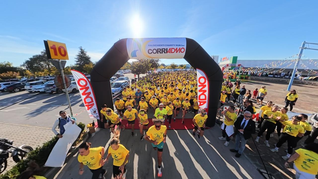 Partecipanti con la maglietta gialla alla seconda edizione della ValdiChienti Charity Run for CorriADMO a Macerata.